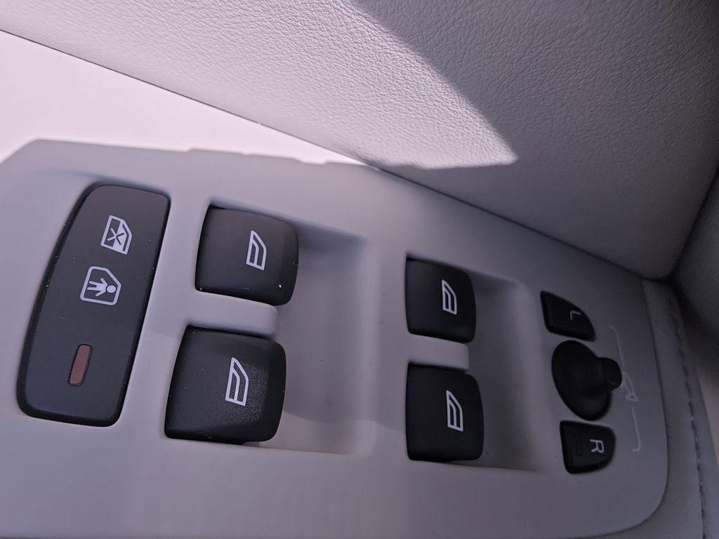 Used 2023 Volvo XC60 B5 Plus w/ Protection Package Premier FWD image 32