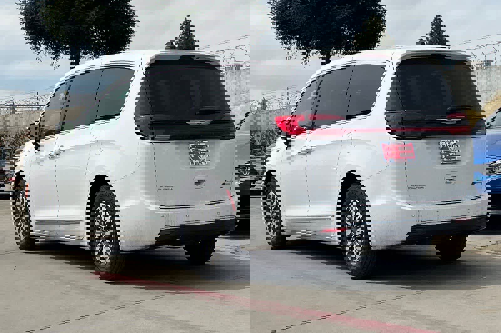 Used 2023 Chrysler Pacifica Limited image 7