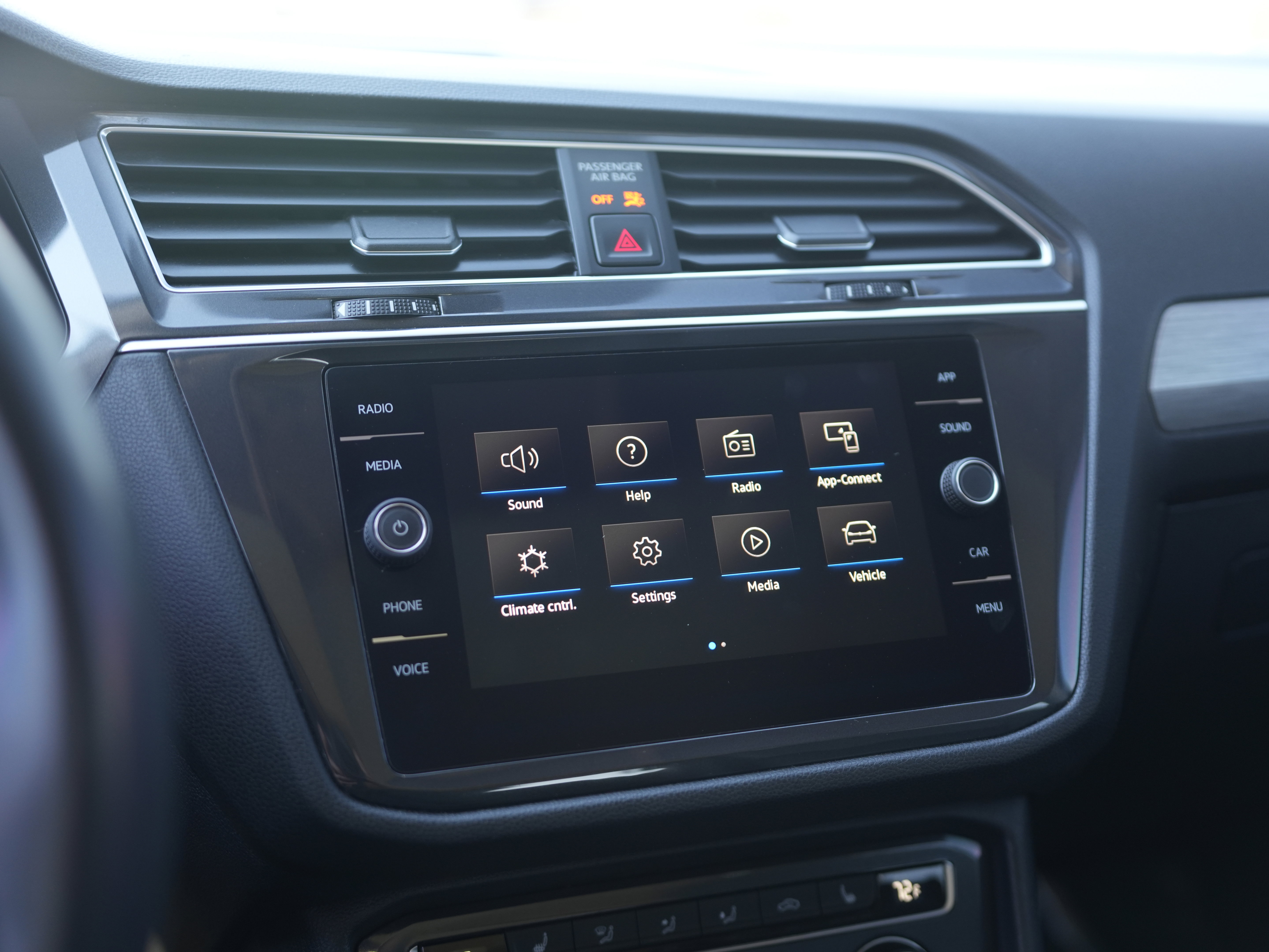 Used 2021 Volkswagen Tiguan SE w/ Panoramic Sunroof Package image 14