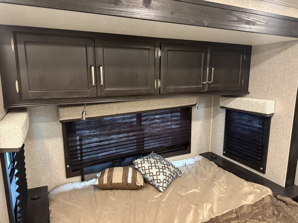 Used 2023 Ford E-450 and Econoline 450 Super Duty w/ Motorhome Prep Package RWD image 58
