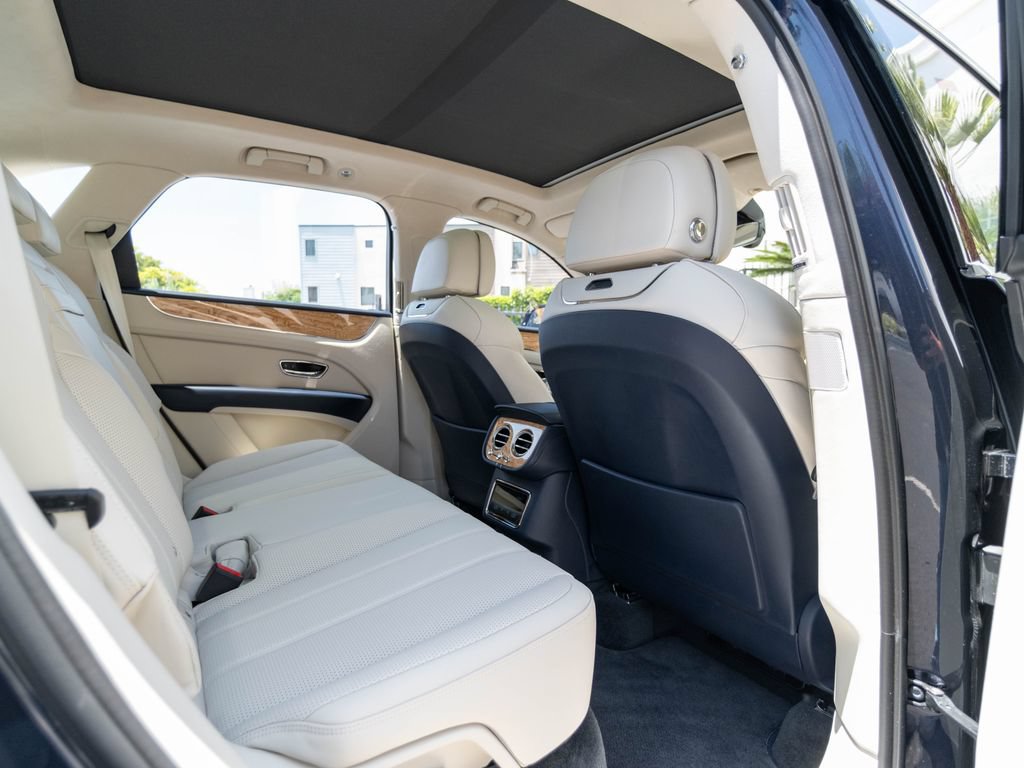 Used 2024 Bentley Bentayga AWD/4WD image 19