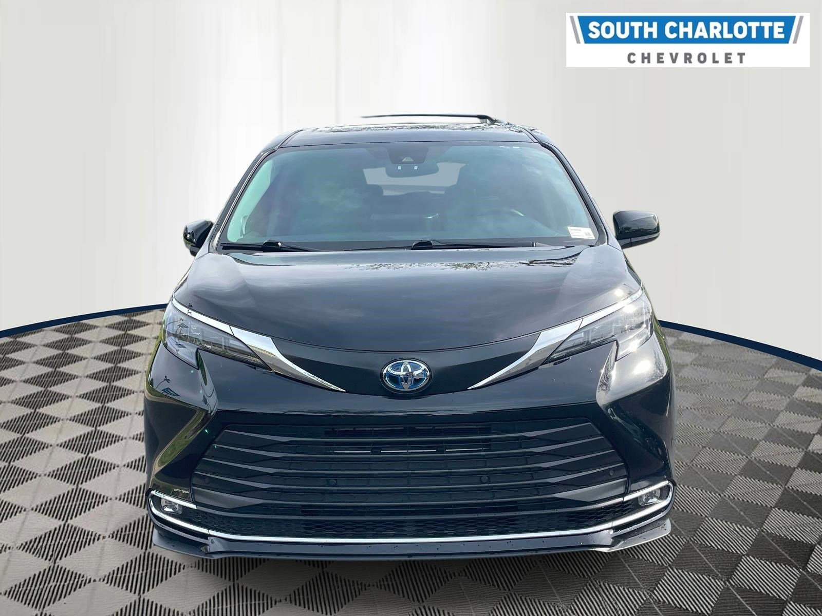 Used 2024 Toyota Sienna XLE FWD image 2