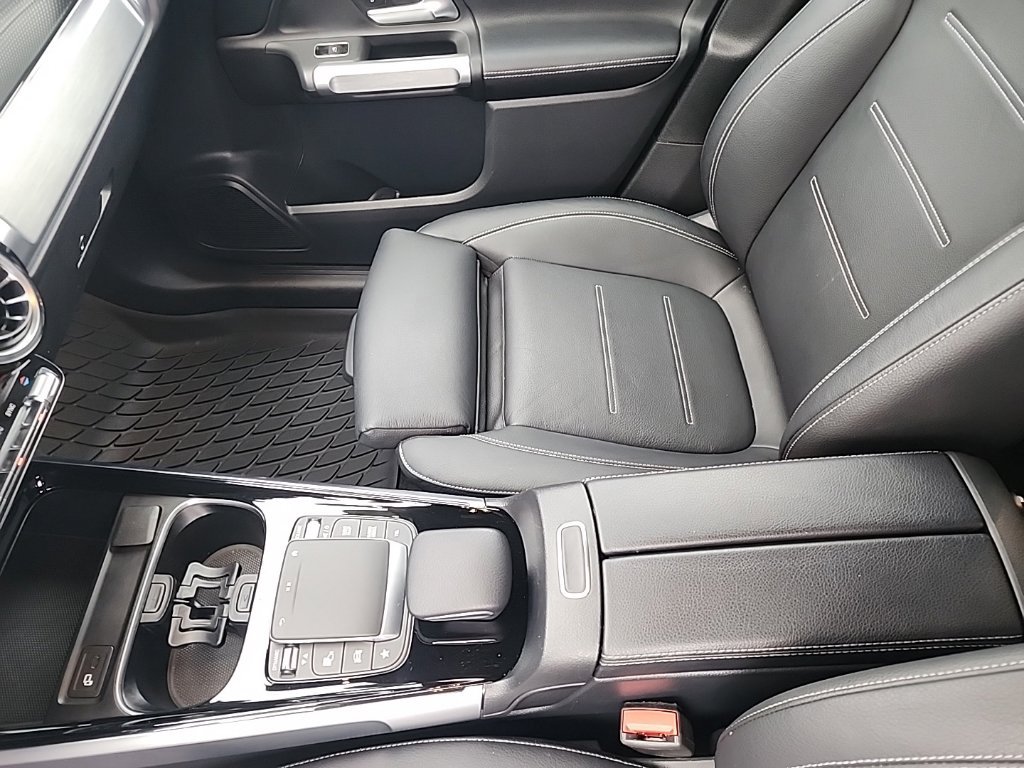 Used 2022 Mercedes-Benz GLB 250 4MATIC w/ Premium Package Lite image 12