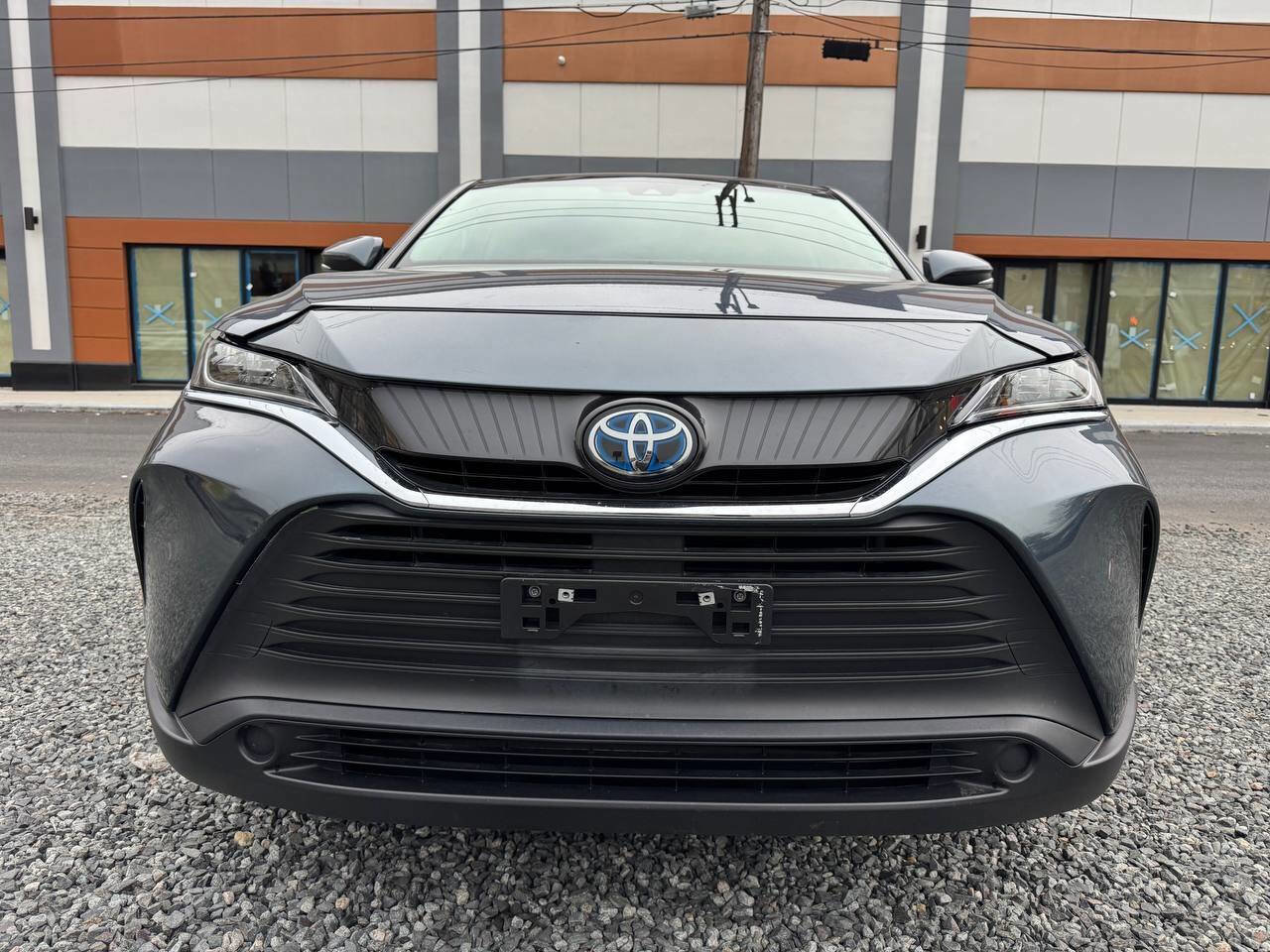 Used 2022 Toyota Venza LE AWD/4WD image 2