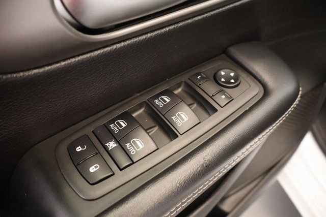 Used 2025 Chrysler Pacifica Select FWD image 11