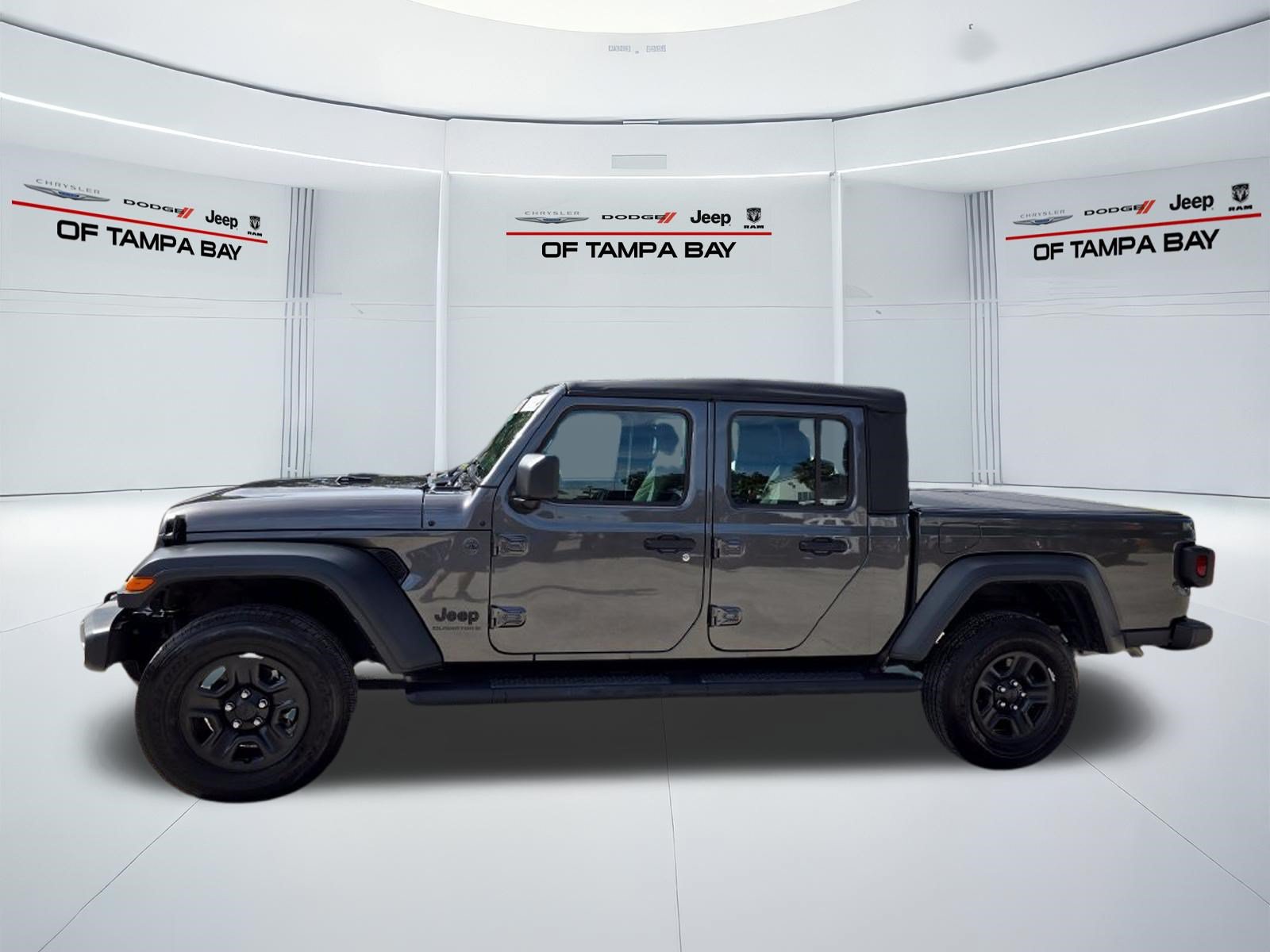Used 2025 Jeep Gladiator Sport AWD/4WD image 3