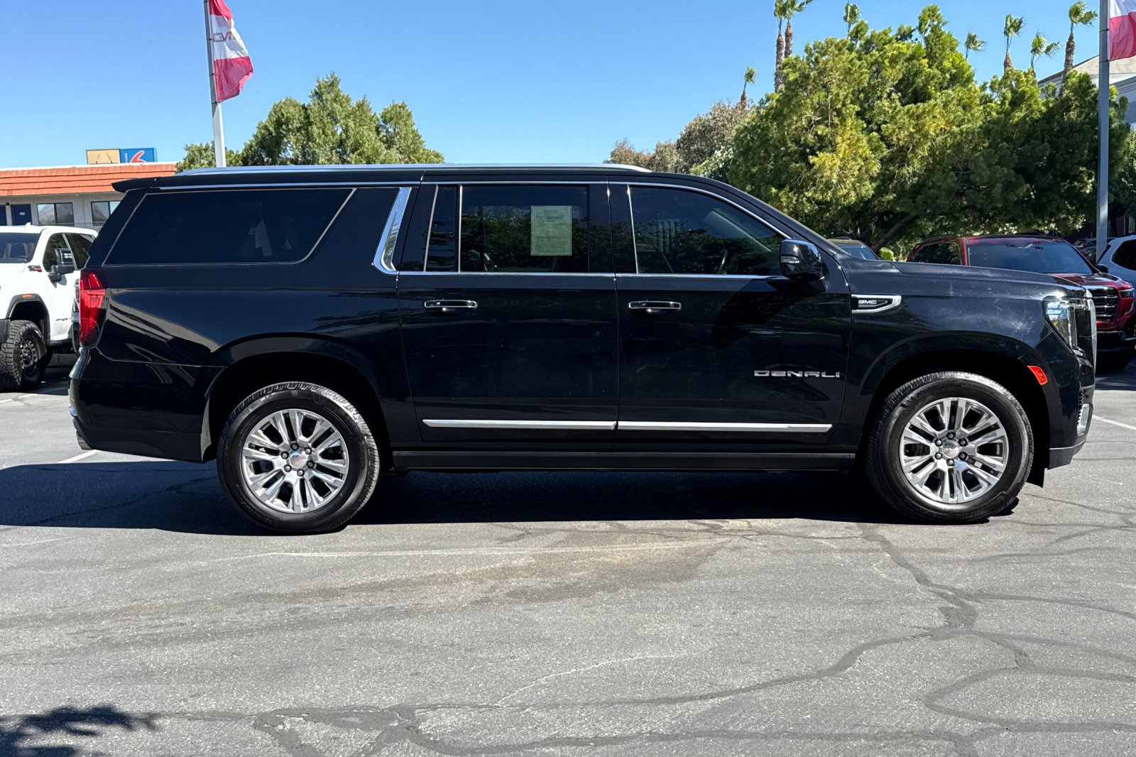 Used 2022 GMC Yukon XL Denali AWD/4WD image 3