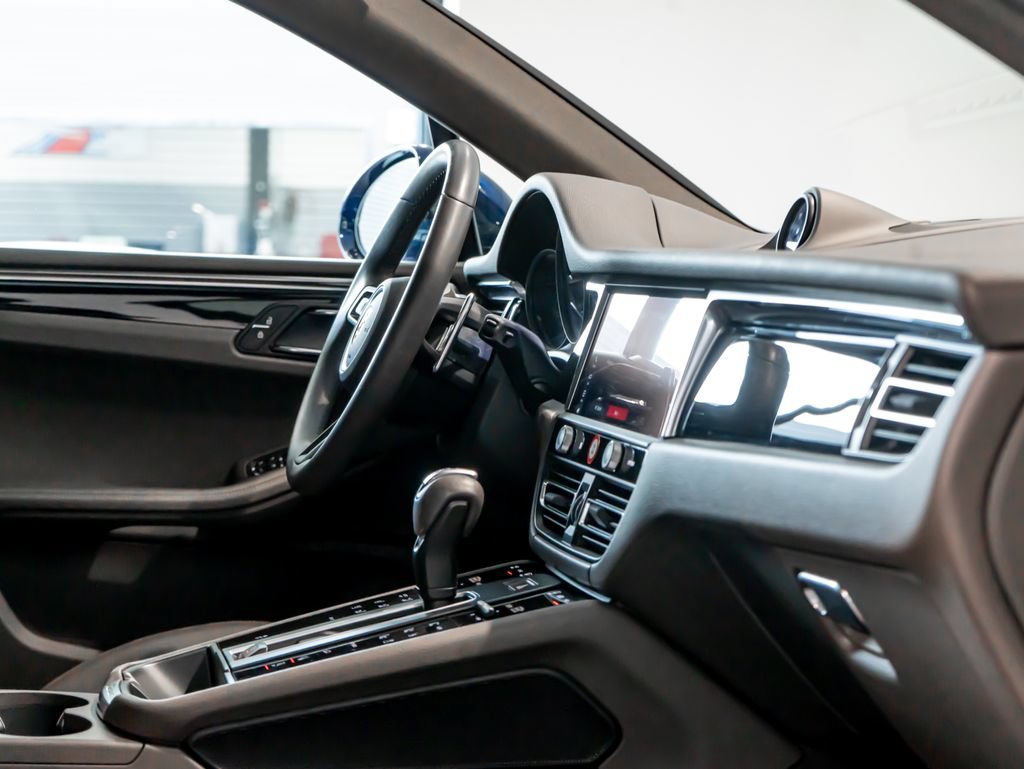 Certified 2025 Porsche Macan AWD/4WD image 31