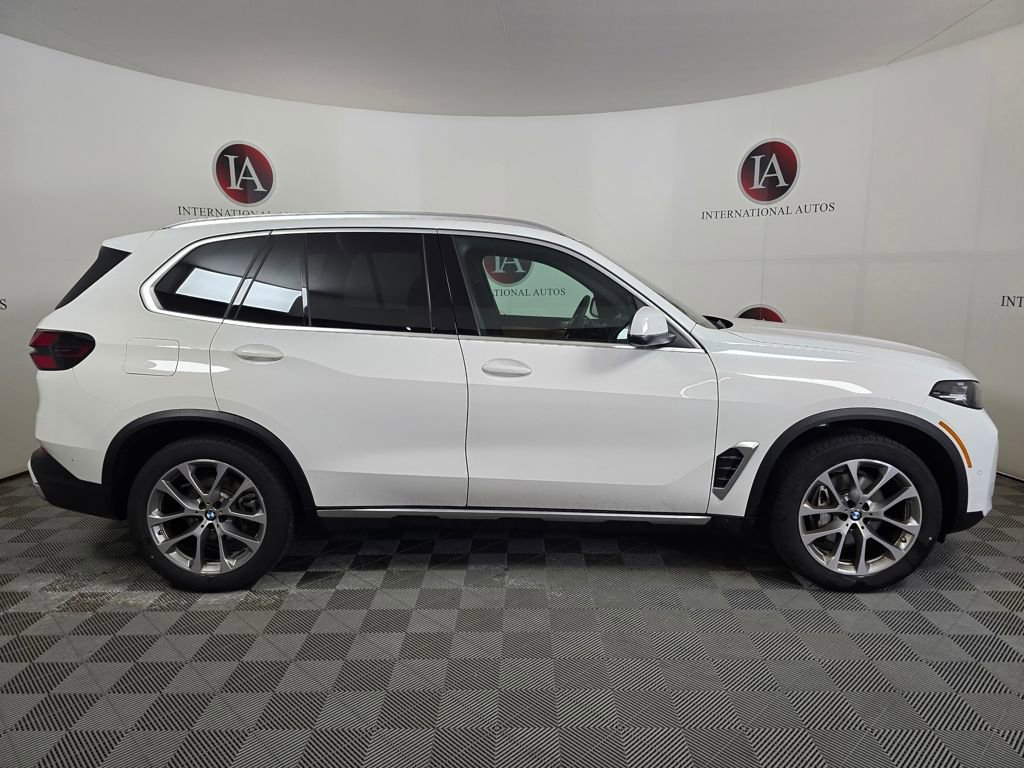 Used 2024 BMW X5 xDrive40i w/ Parking Assistance Package AWD/4WD image 3