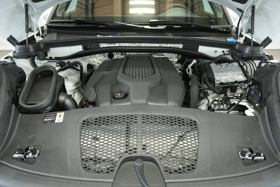 Certified 2025 Porsche Macan AWD/4WD image 30