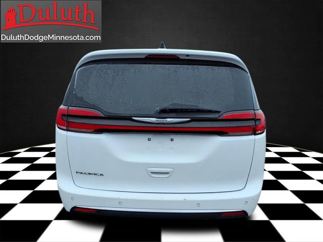 Used 2023 Chrysler Pacifica Touring-L FWD image 4