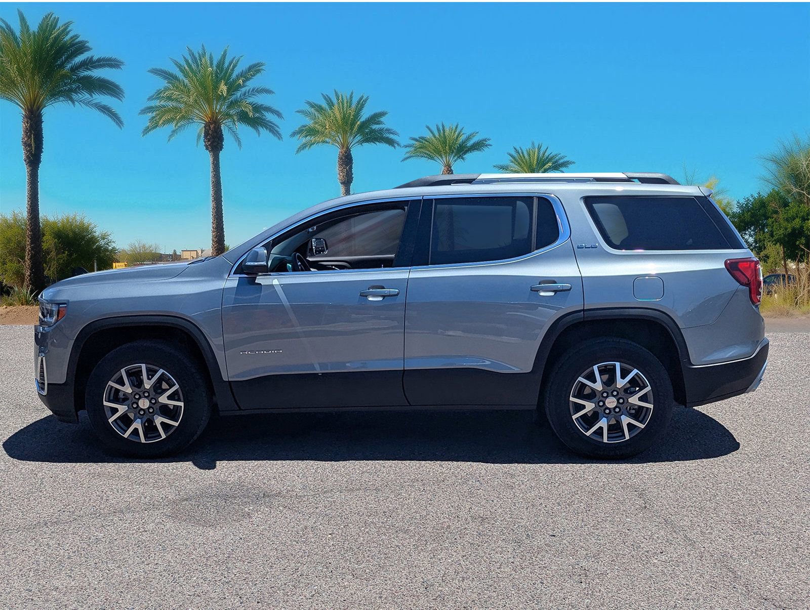 Used 2023 GMC Acadia SLE w/ Driver Convenience Package FWD image 2