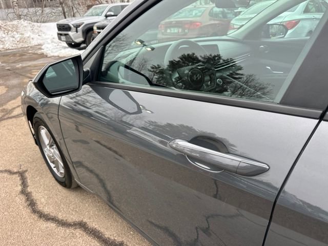 Certified 2025 Hyundai Elantra SE image 12