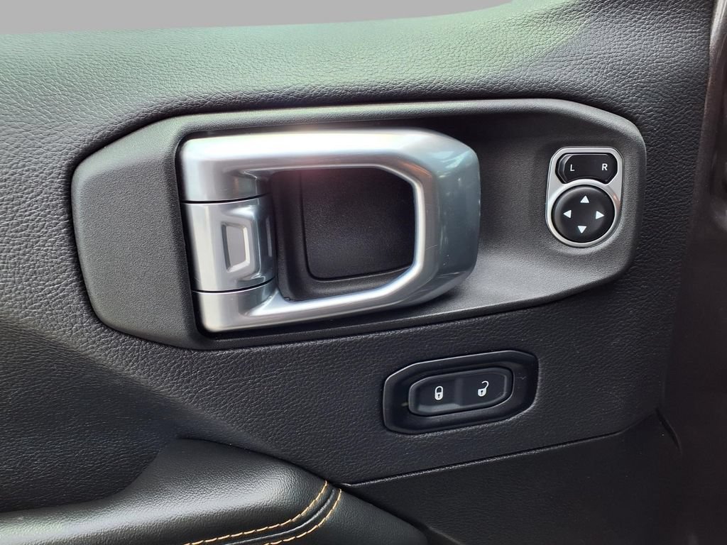 Used 2025 Jeep Wrangler Unlimited Sahara AWD/4WD image 19