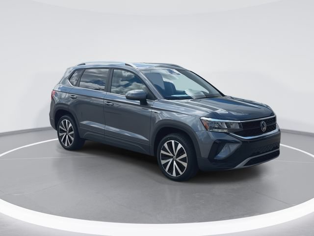 Used 2023 Volkswagen Taos SE w/ Panoramic Sunroof Package FWD image 3