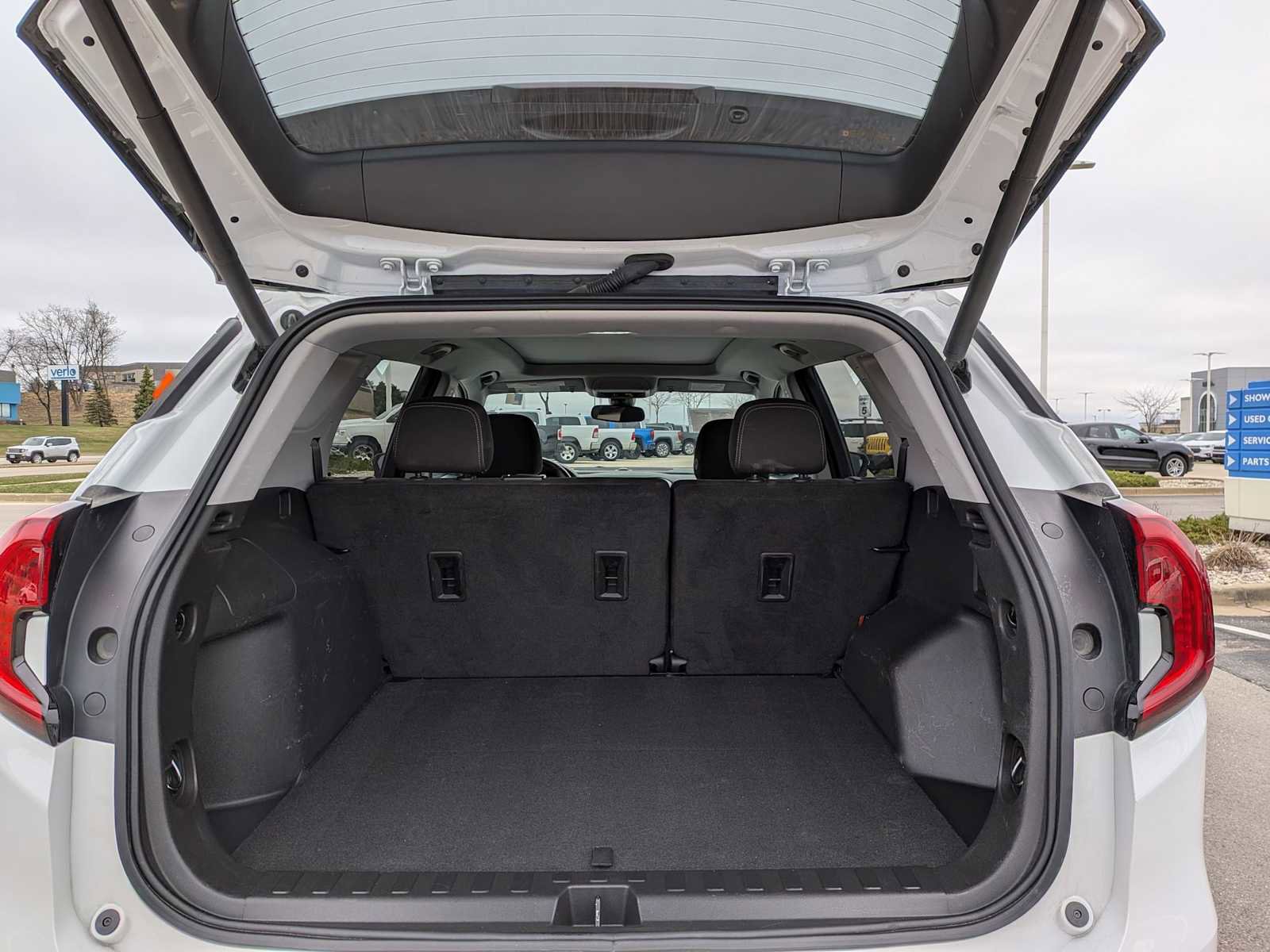 Used 2023 GMC Terrain SLE w/ Driver Convenience Package image 31