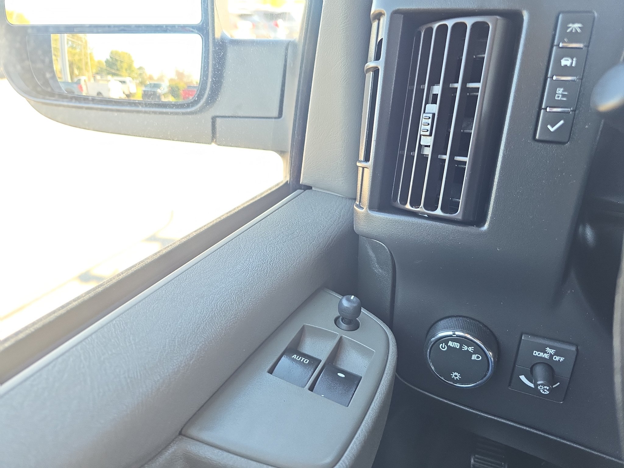 Used 2018 Chevrolet Express 2500 w/ Driver Convenience Package RWD image 21