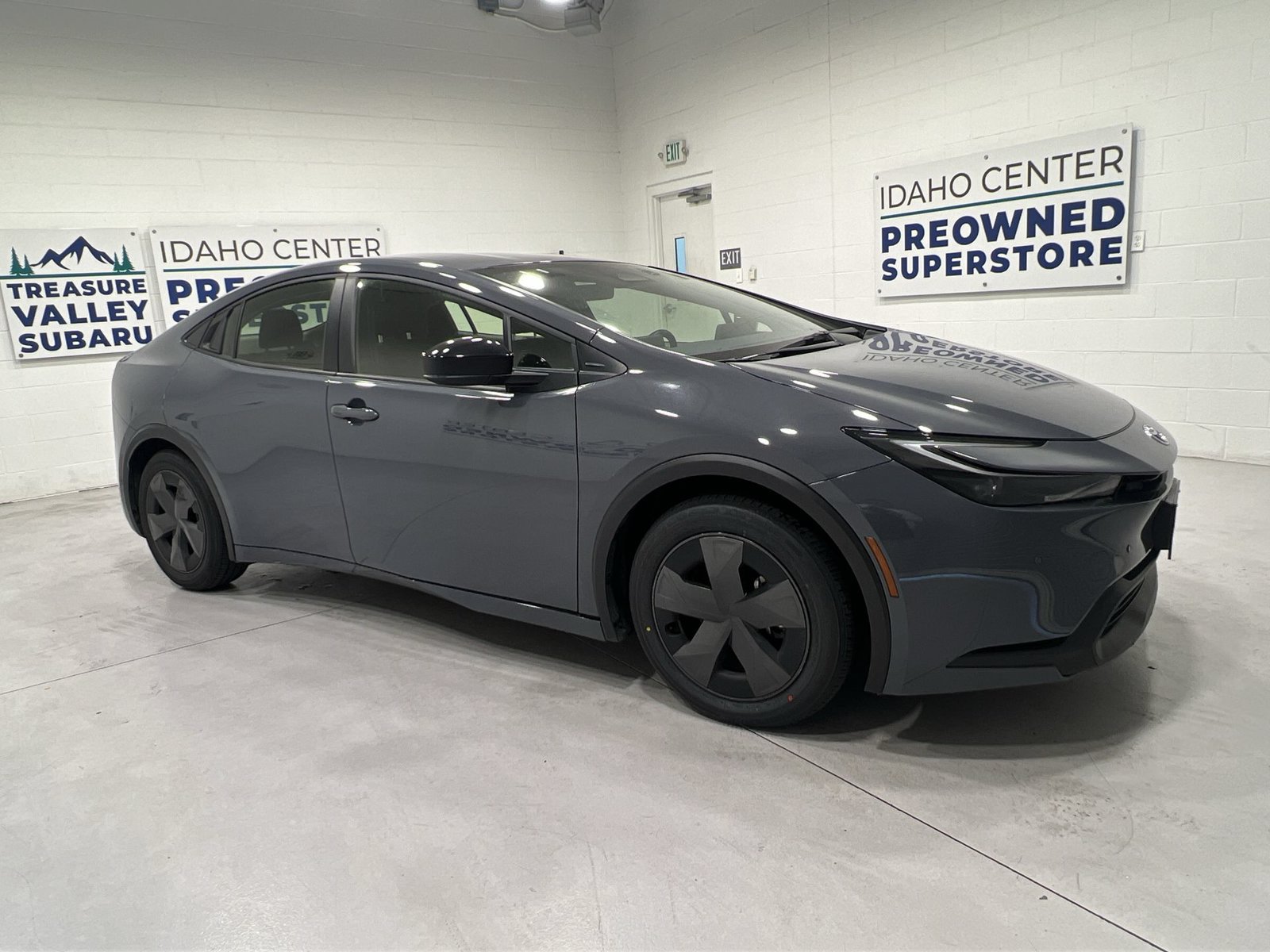 Used 2025 Toyota Prius LE FWD image 2