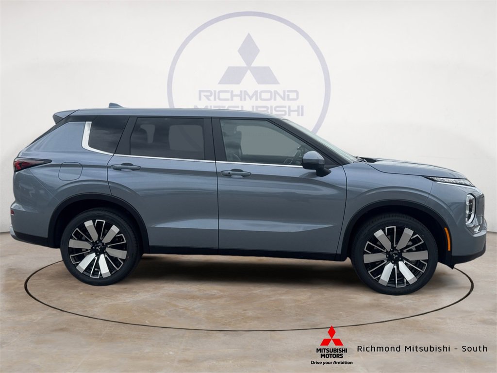 New 2025 Mitsubishi Outlander SE image 2