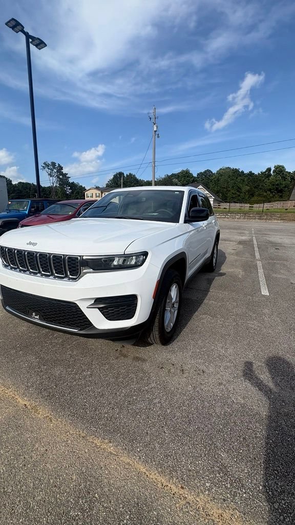 Used 2024 Jeep Grand Cherokee Laredo X w/ Luxury Tech Group I RWD image 2
