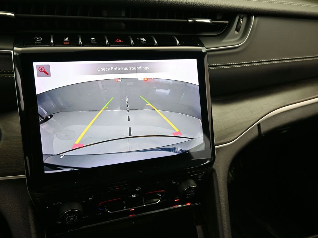 Used 2024 Jeep Grand Cherokee L Limited w/ Black Appearance Package image 18