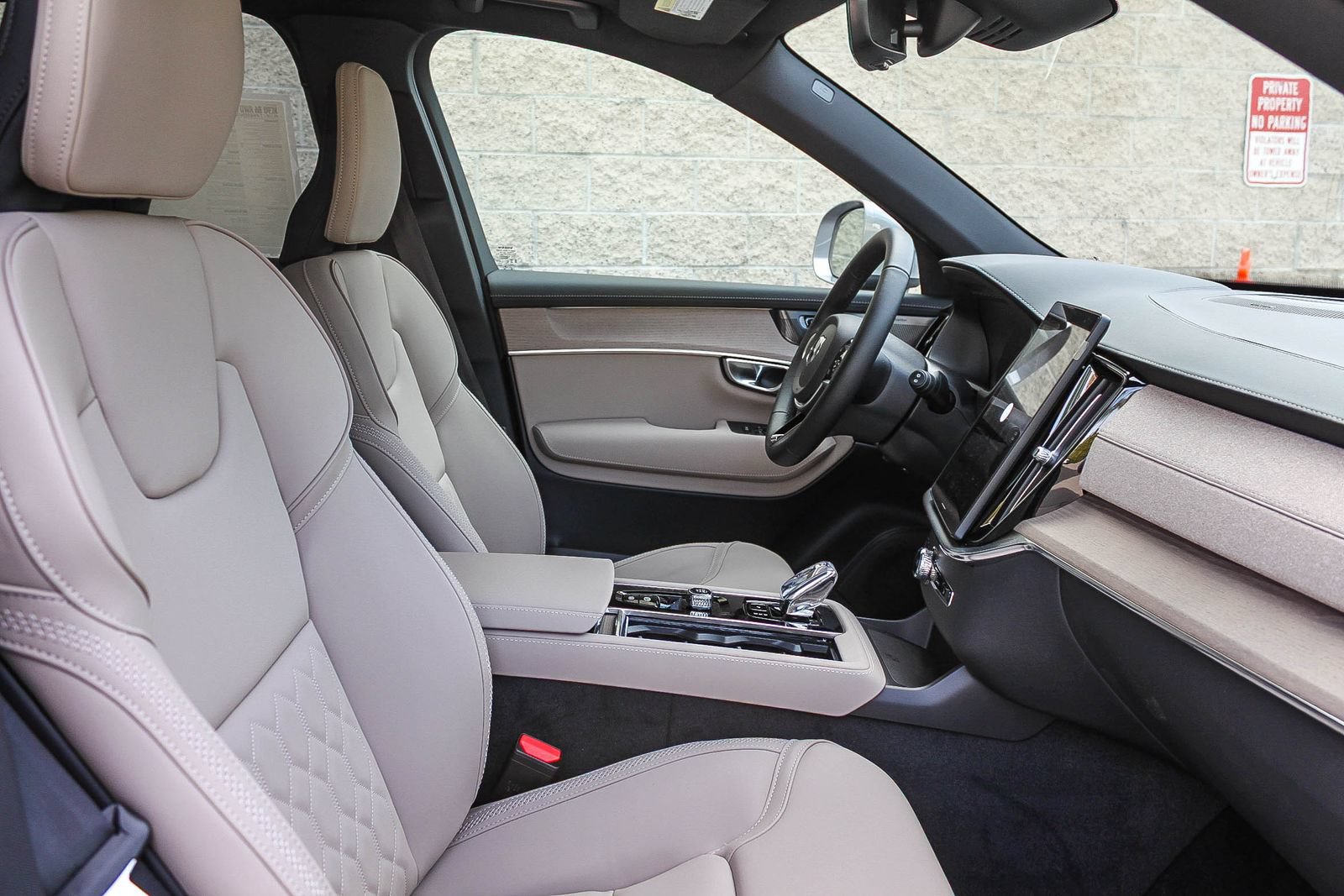New 2026 Volvo XC90 B6 Plus w/ Protection Package Premier AWD/4WD image 18