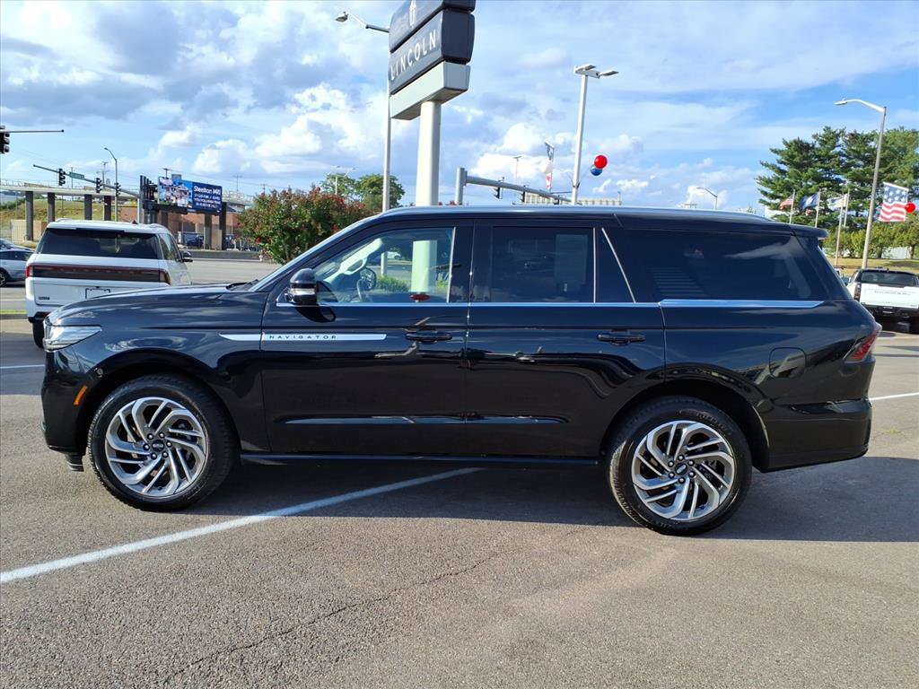 Used 2026 Lincoln Navigator Reserve AWD/4WD image 2