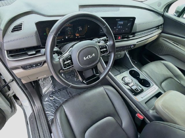 Used 2025 Kia Carnival EX FWD image 26