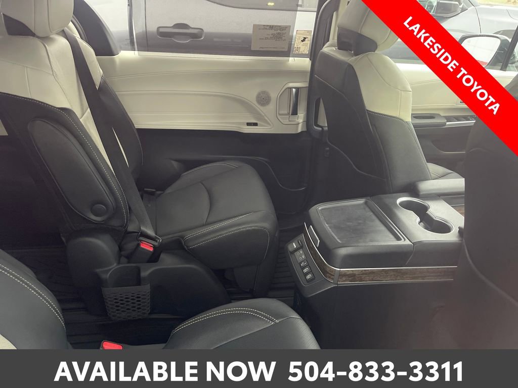 New 2025 Toyota Sienna Platinum image 11
