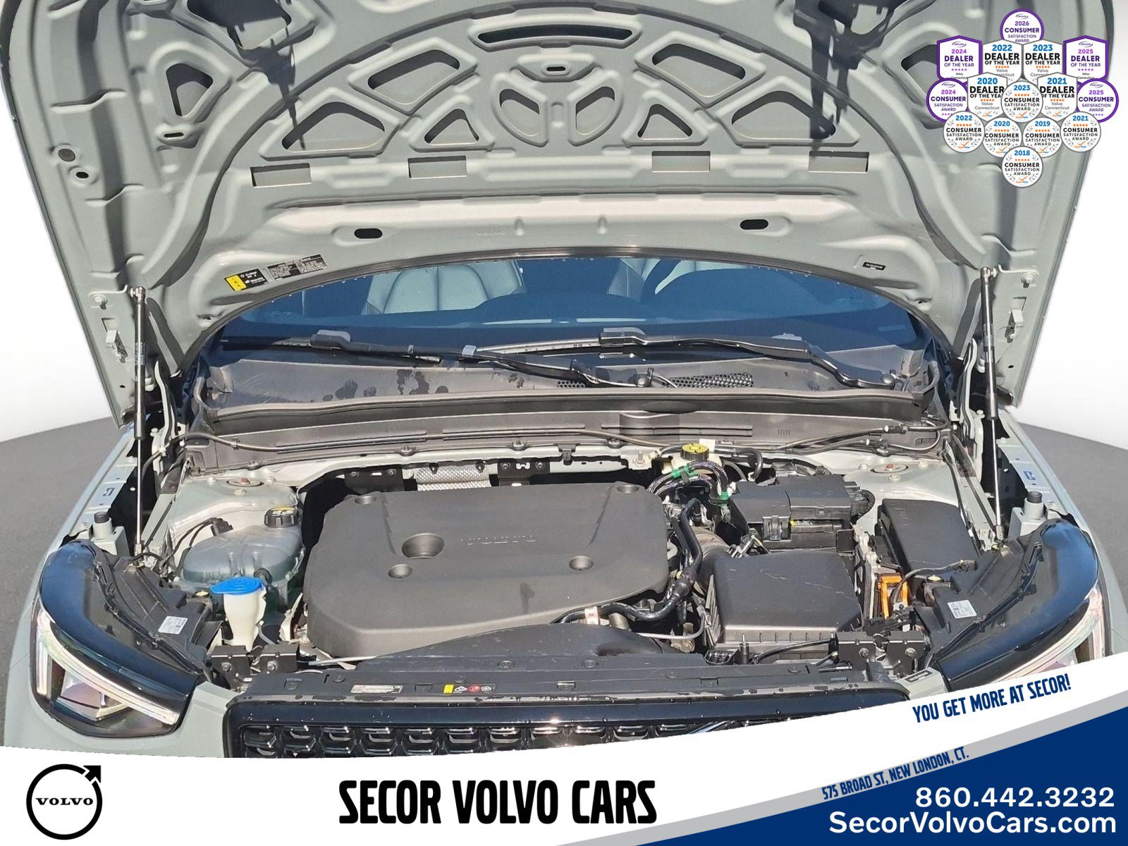 Used 2024 Volvo XC40 B5 Plus AWD/4WD image 24