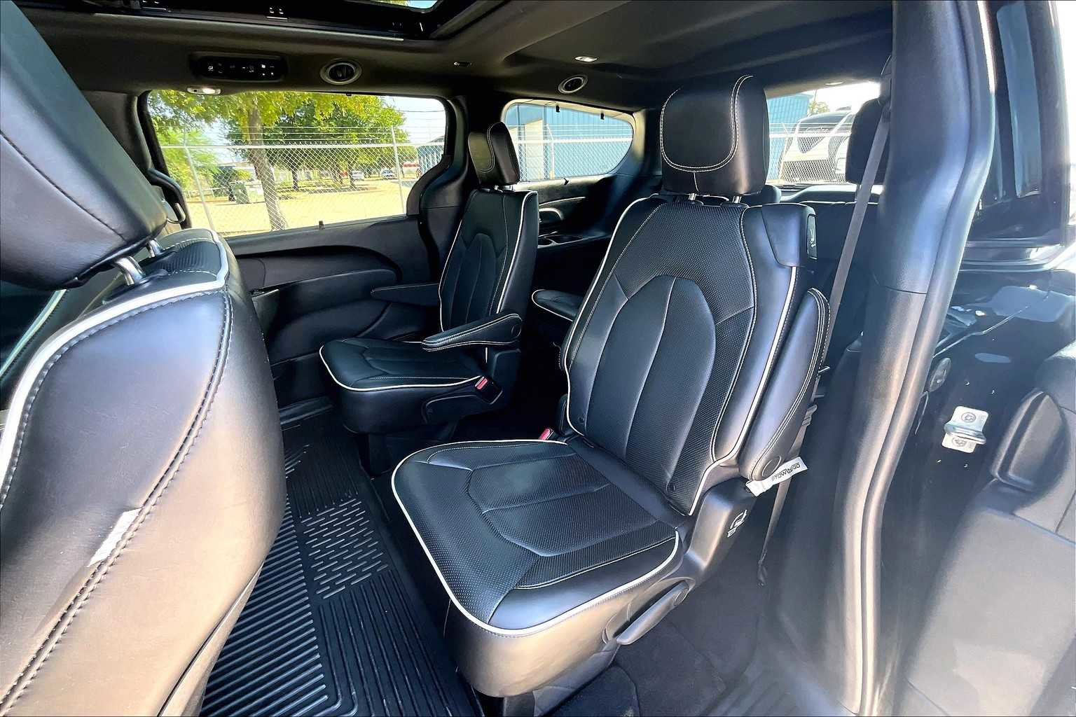 Used 2023 Chrysler Pacifica Limited w/ S Appearance Package image 21