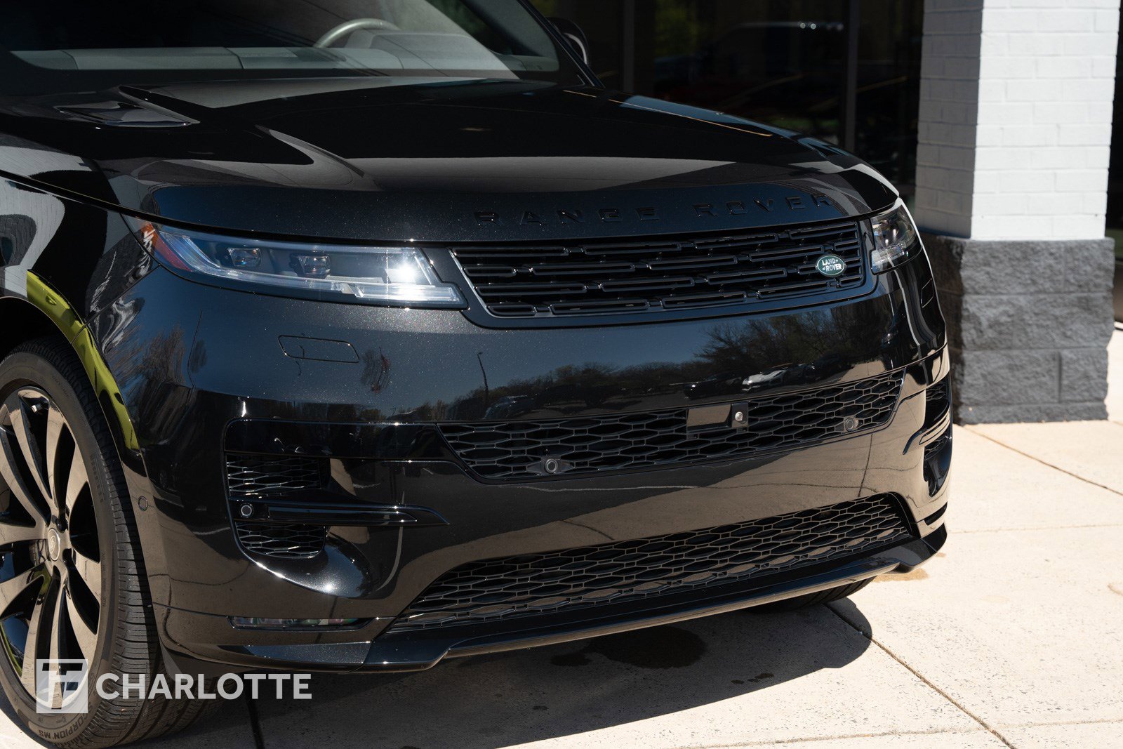 Used 2025 Land Rover Range Rover Sport Dynamic SE image 2