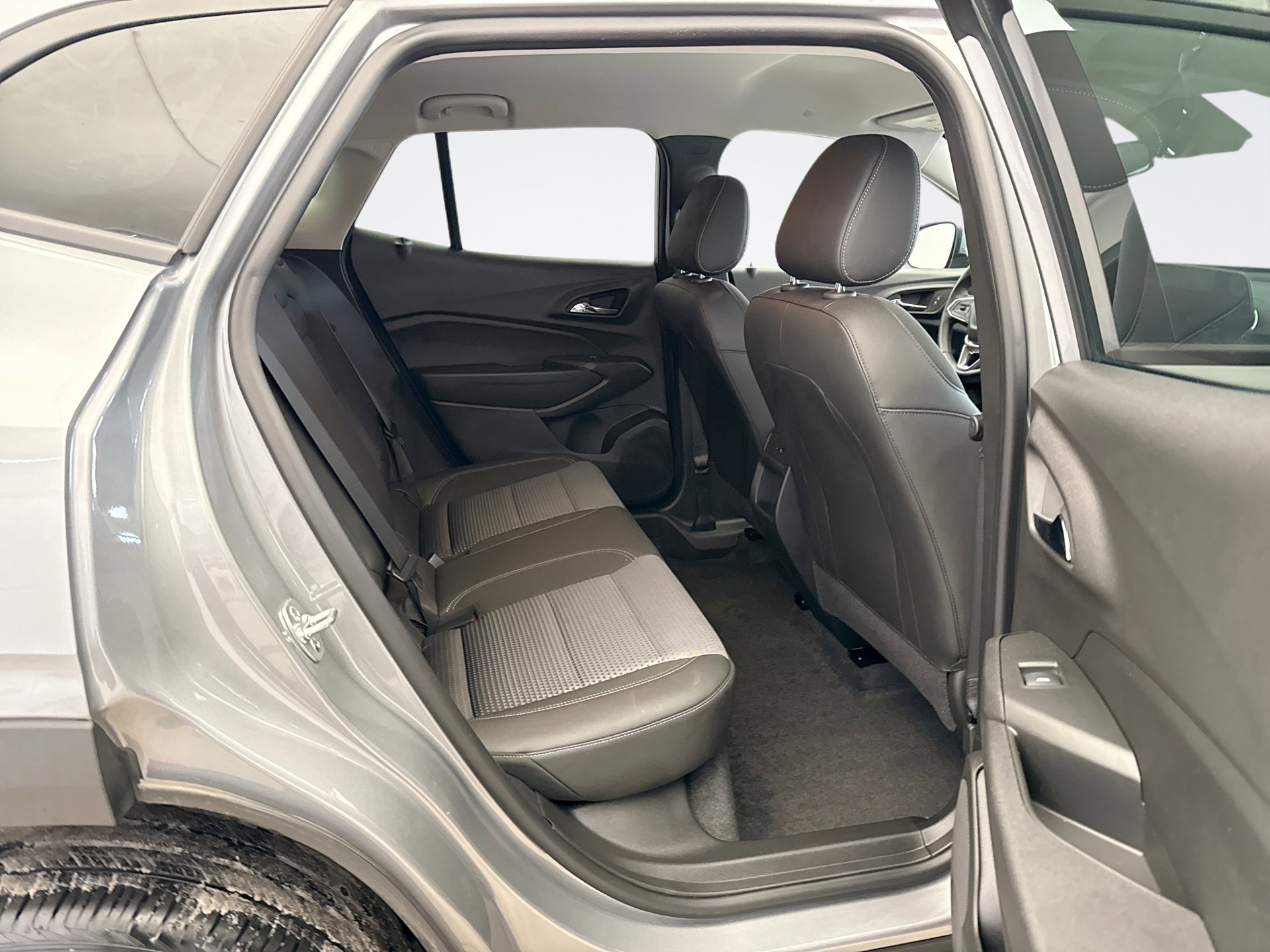 Used 2025 Chevrolet Trax LT w/ Driver Confidence Package image 17