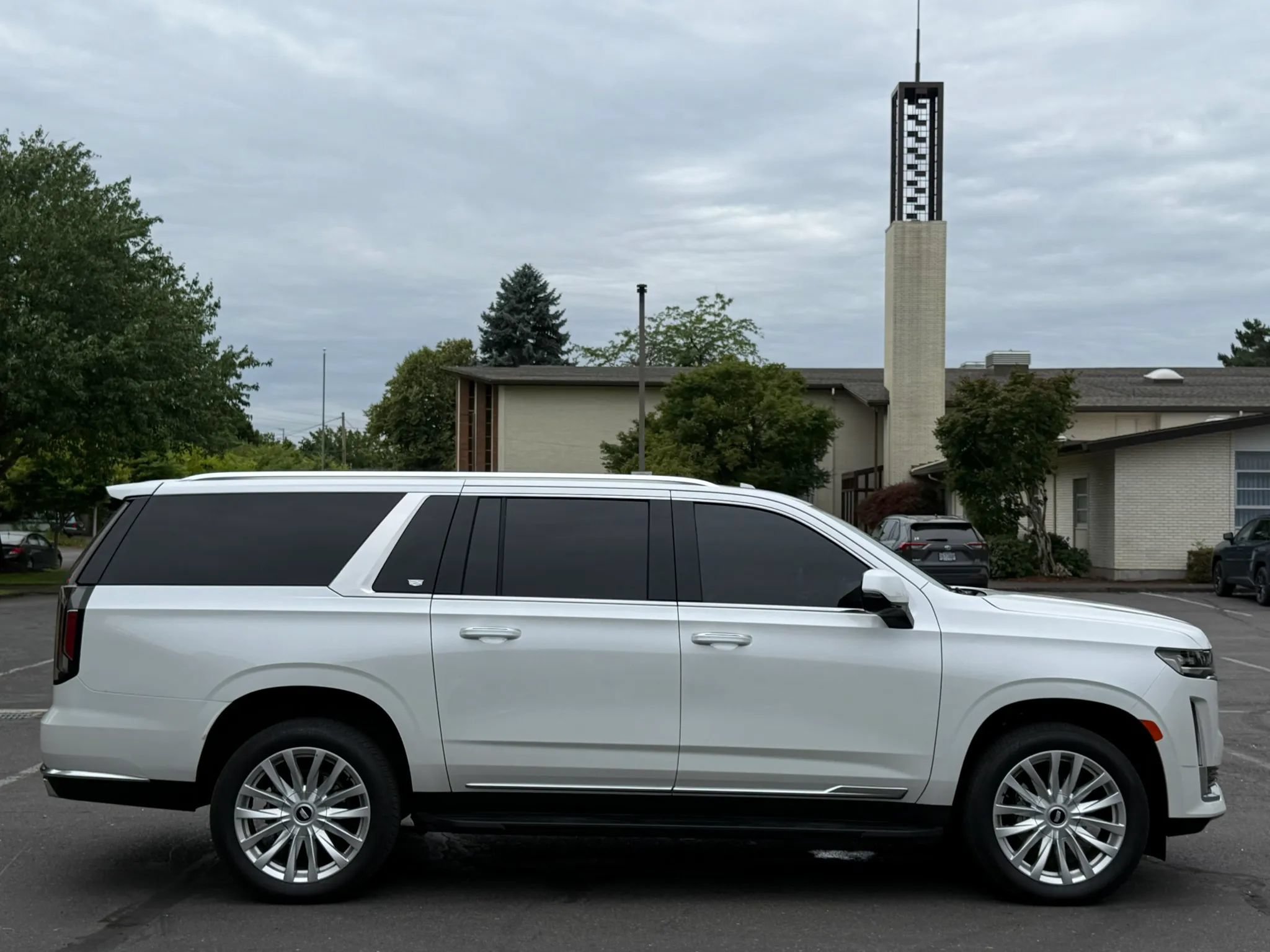 Used 2022 Cadillac Escalade ESV Luxury AWD/4WD image 7