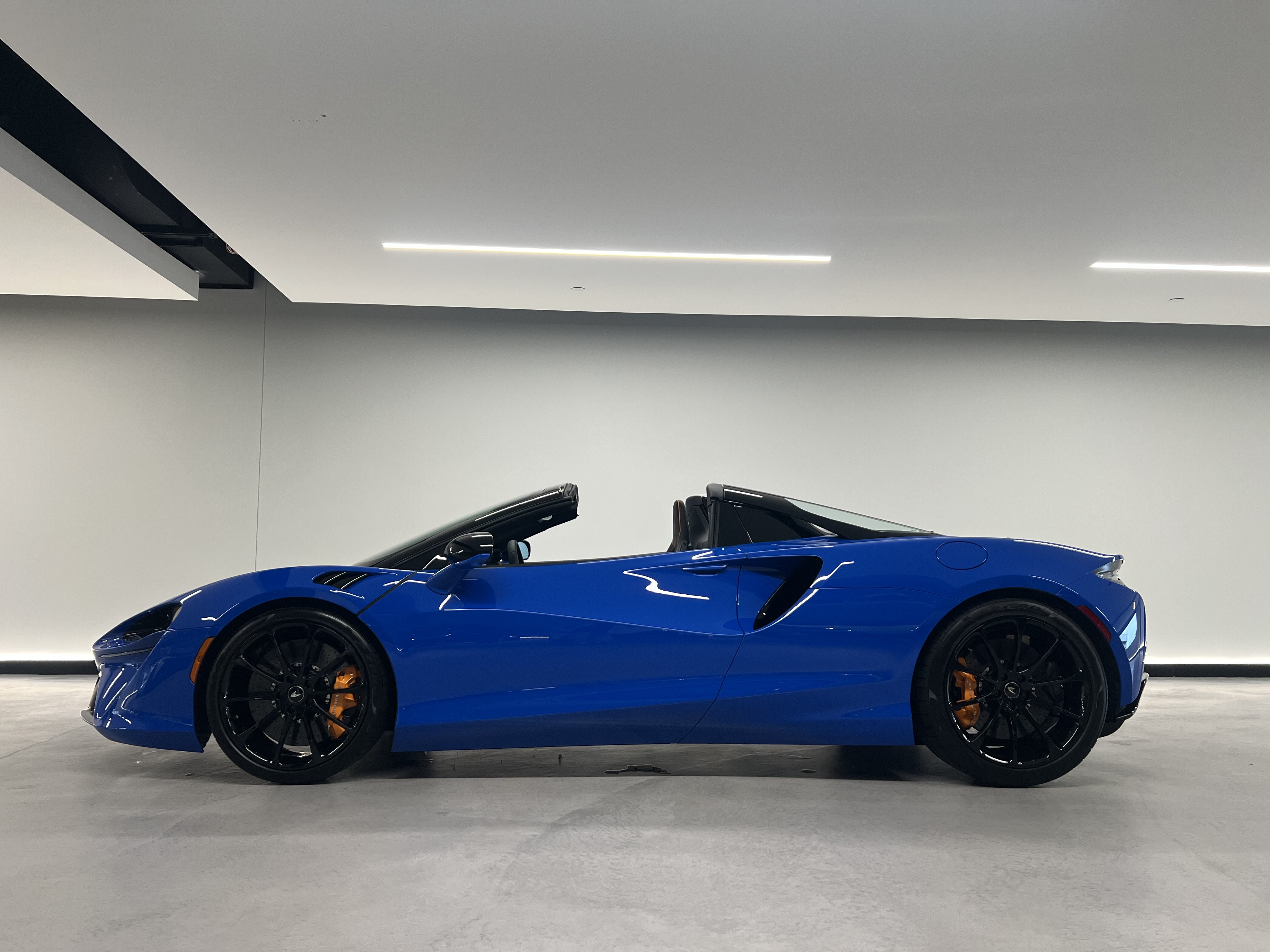 Used 2027 McLaren Artura Spider RWD image 1