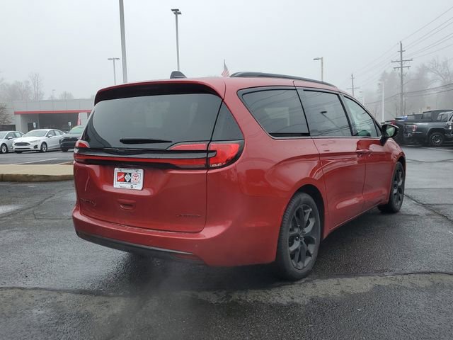 Used 2025 Chrysler Pacifica Limited image 4