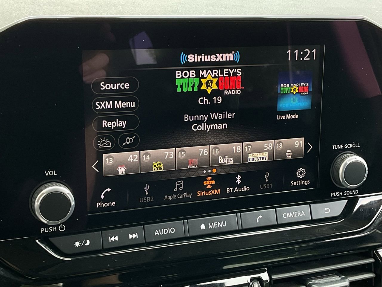 Used 2025 Nissan Pathfinder SV image 30