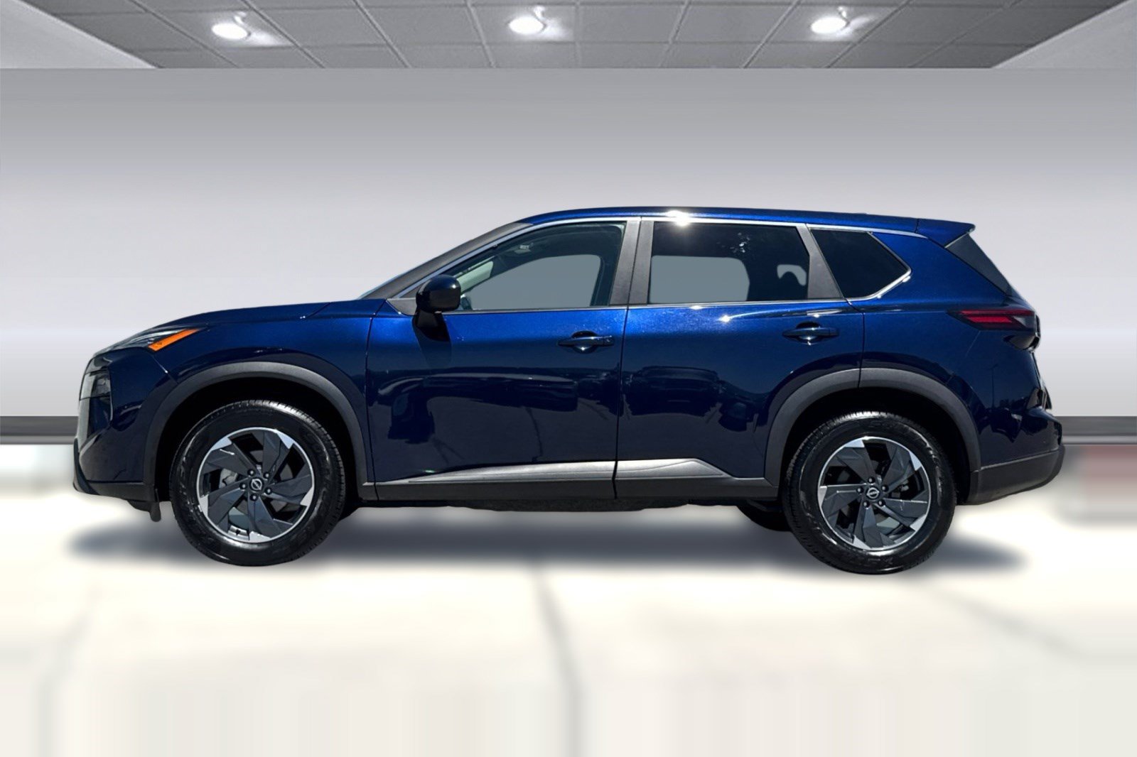 Used 2025 Nissan Rogue SV AWD/4WD image 2