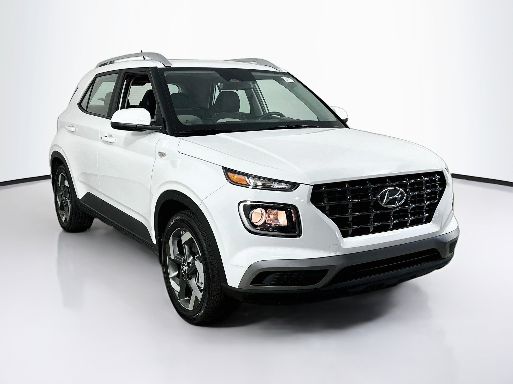 Used 2024 Hyundai Venue SEL FWD image 3