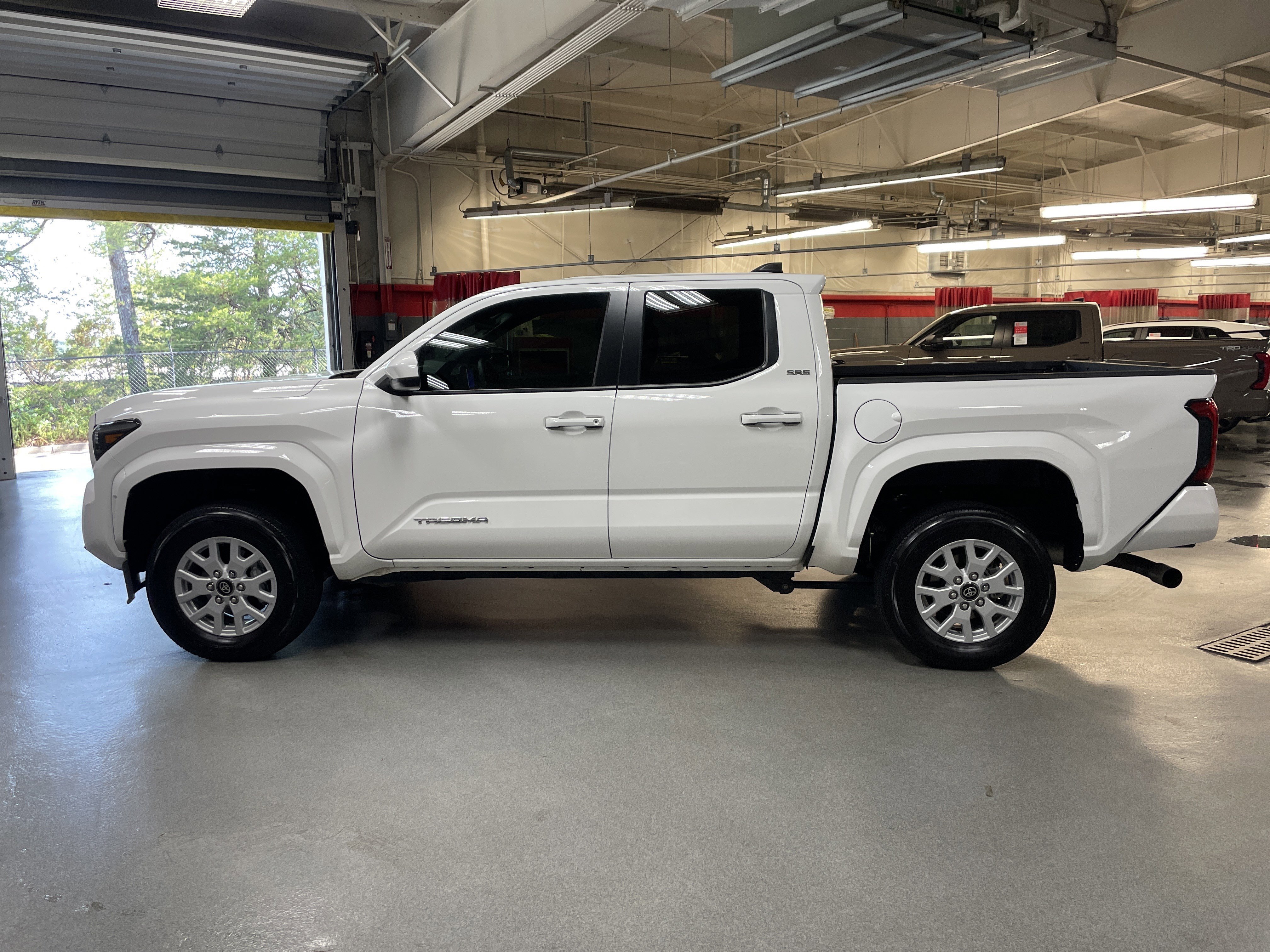 Used 2025 Toyota Tacoma SR5 AWD/4WD image 7