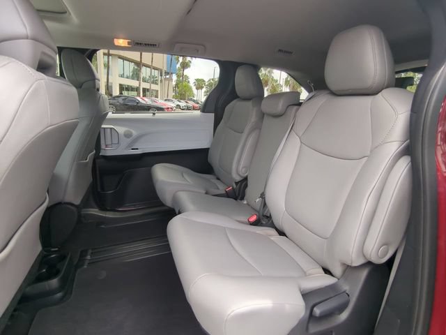 Used 2025 Toyota Sienna XLE FWD image 17