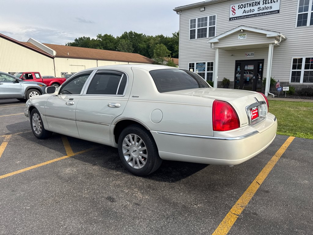 Used 2006 Lincoln Town Car Signature RWD image 8