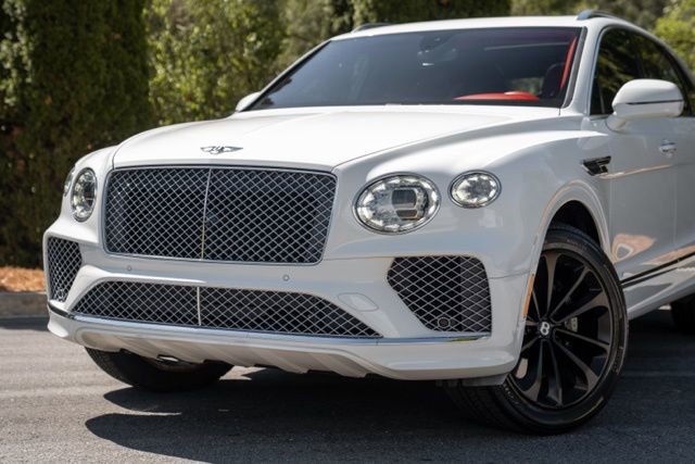 Used 2022 Bentley Bentayga image 2