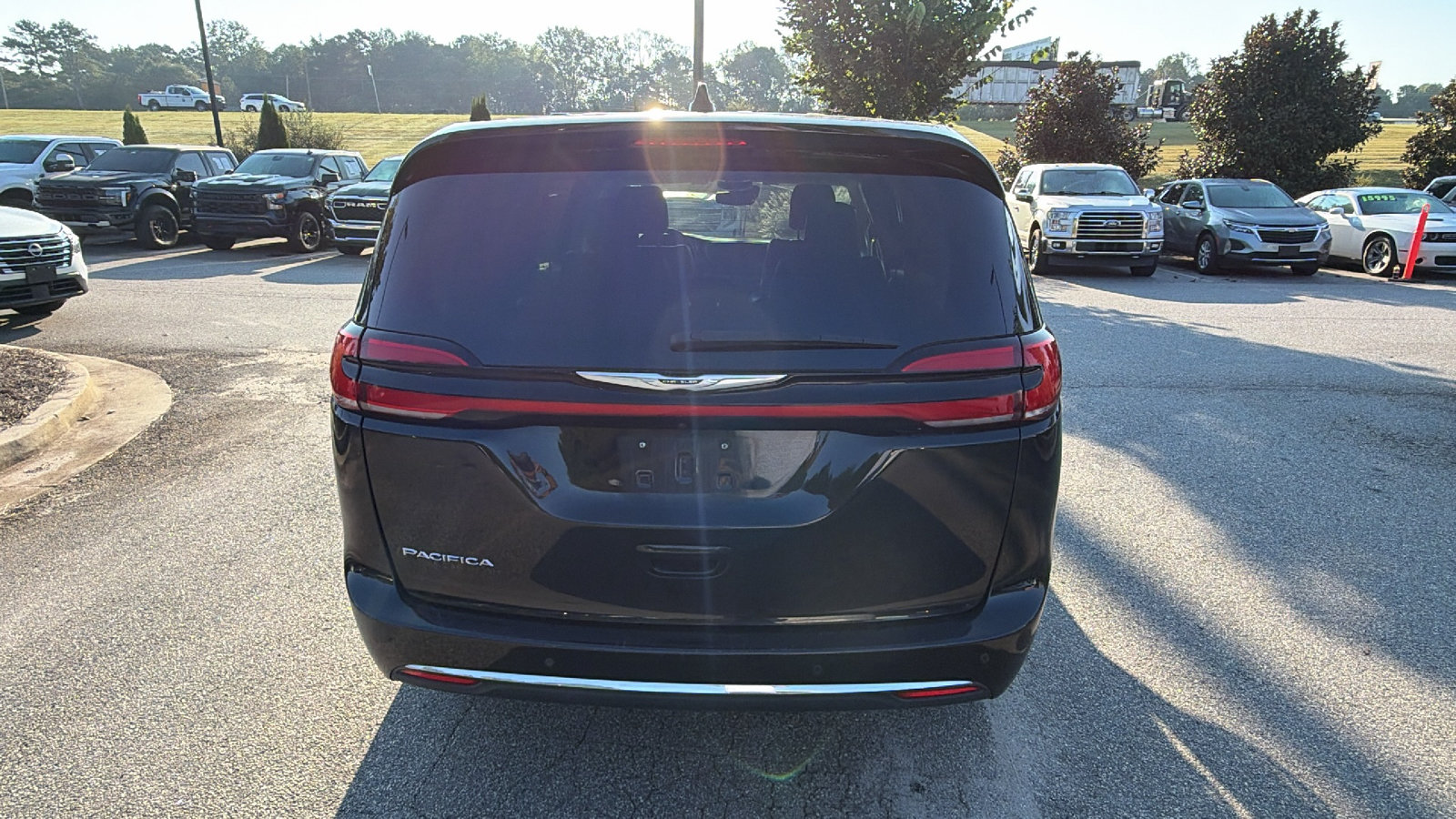 Used 2024 Chrysler Pacifica Touring-L FWD image 9