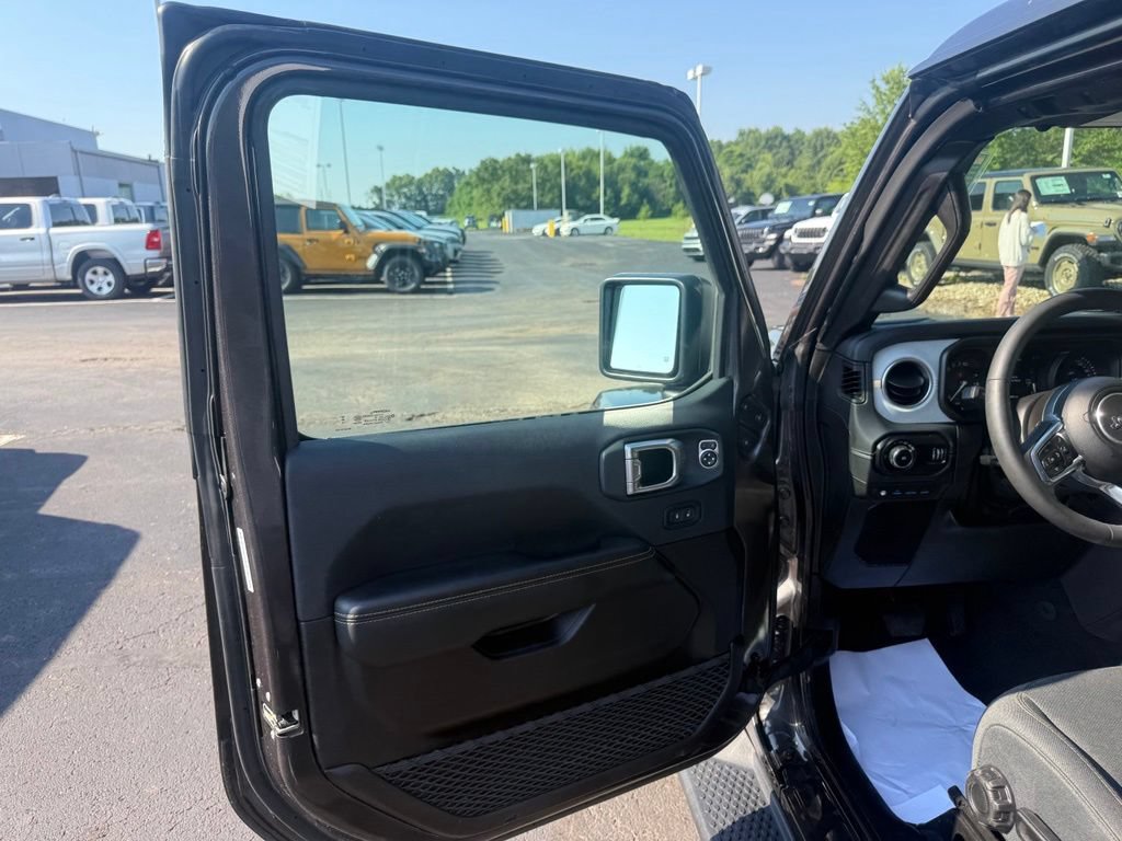 Used 2025 Jeep Wrangler Unlimited Sahara AWD/4WD image 16