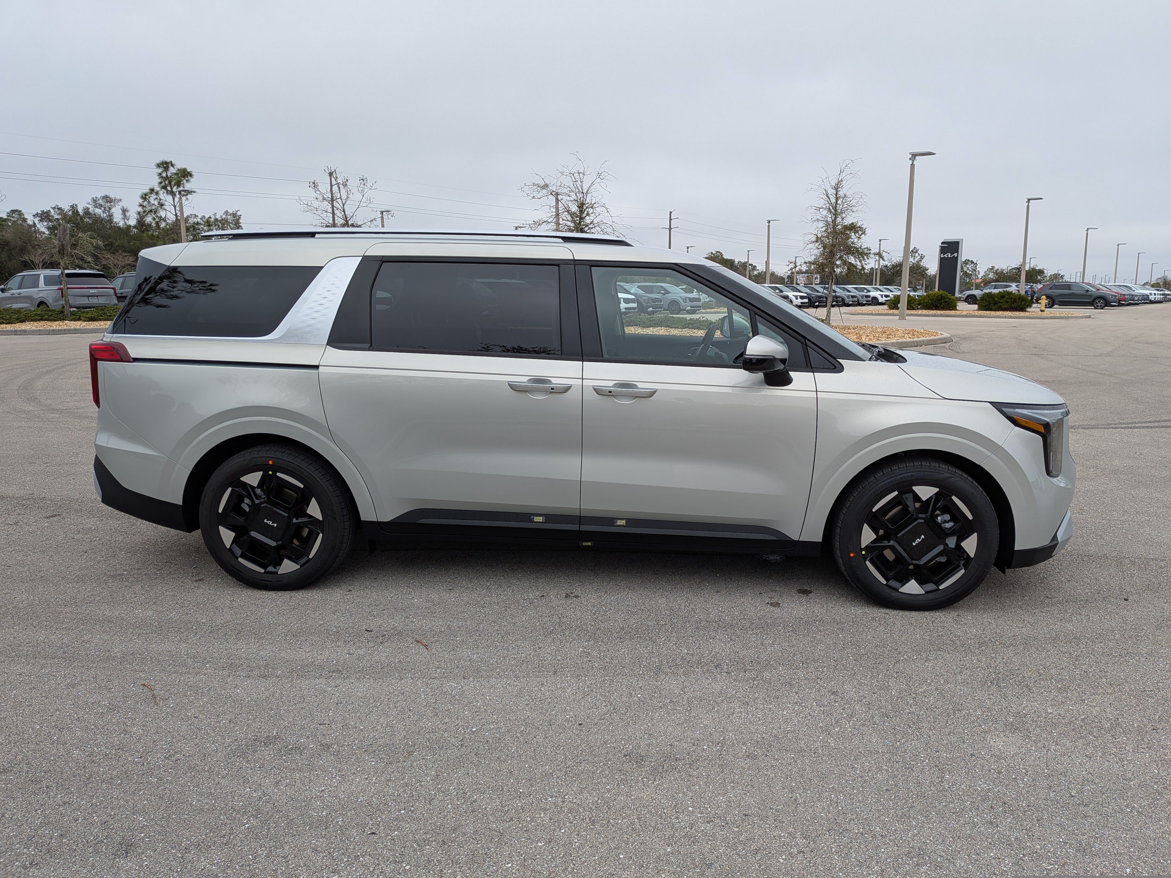 New 2026 Kia Carnival EX FWD image 4