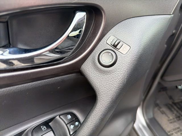 Used 2015 Nissan Rogue SV image 19