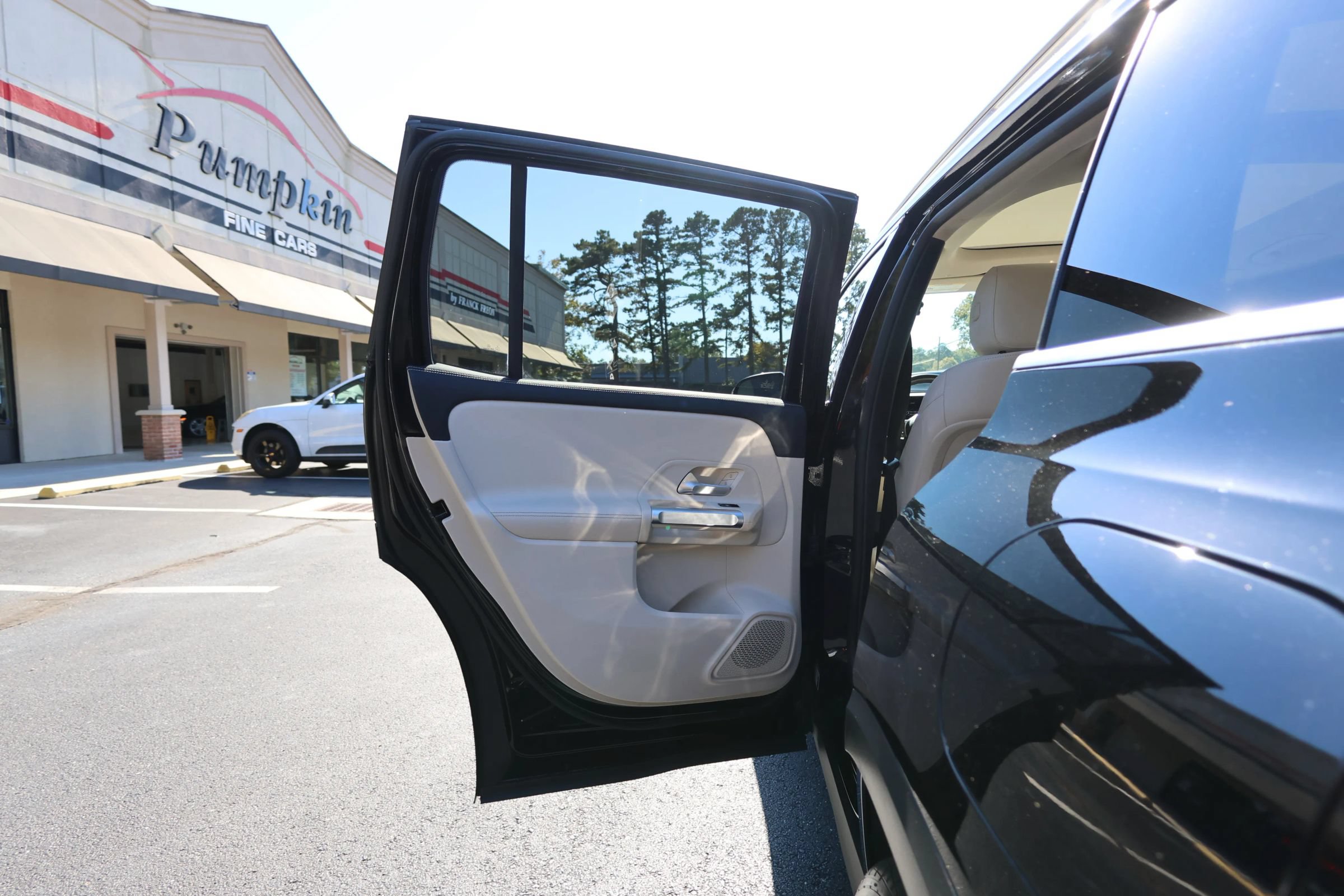 Used 2023 Mercedes-Benz GLB 250 4MATIC w/ Premium Package image 19