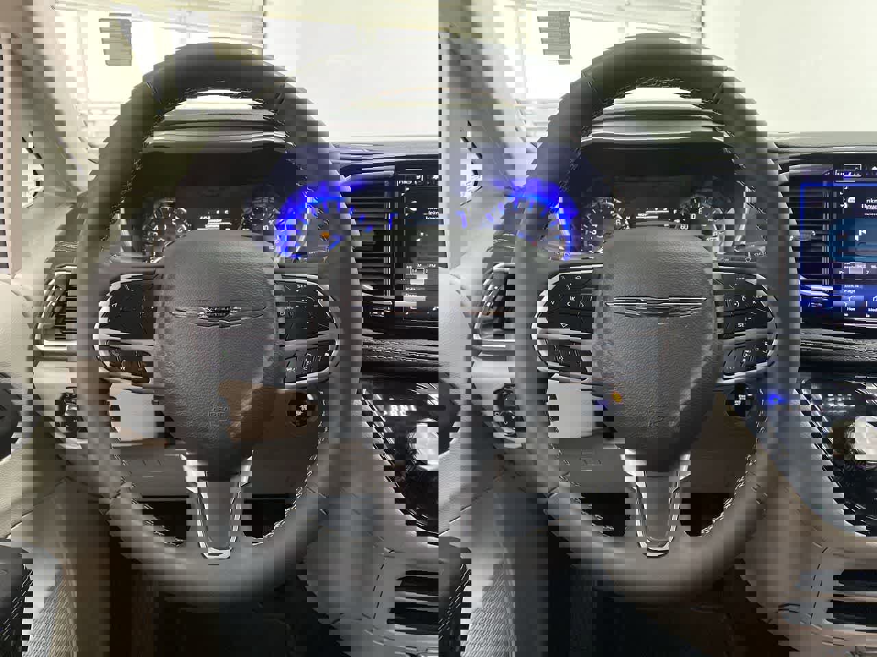 Used 2023 Chrysler Pacifica Touring-L image 18