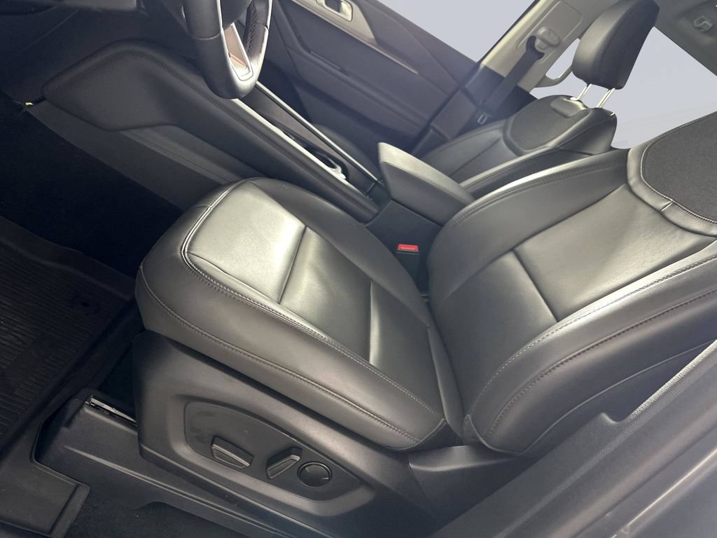 Used 2025 Ford Explorer Active w/ Active Comfort Package RWD image 11